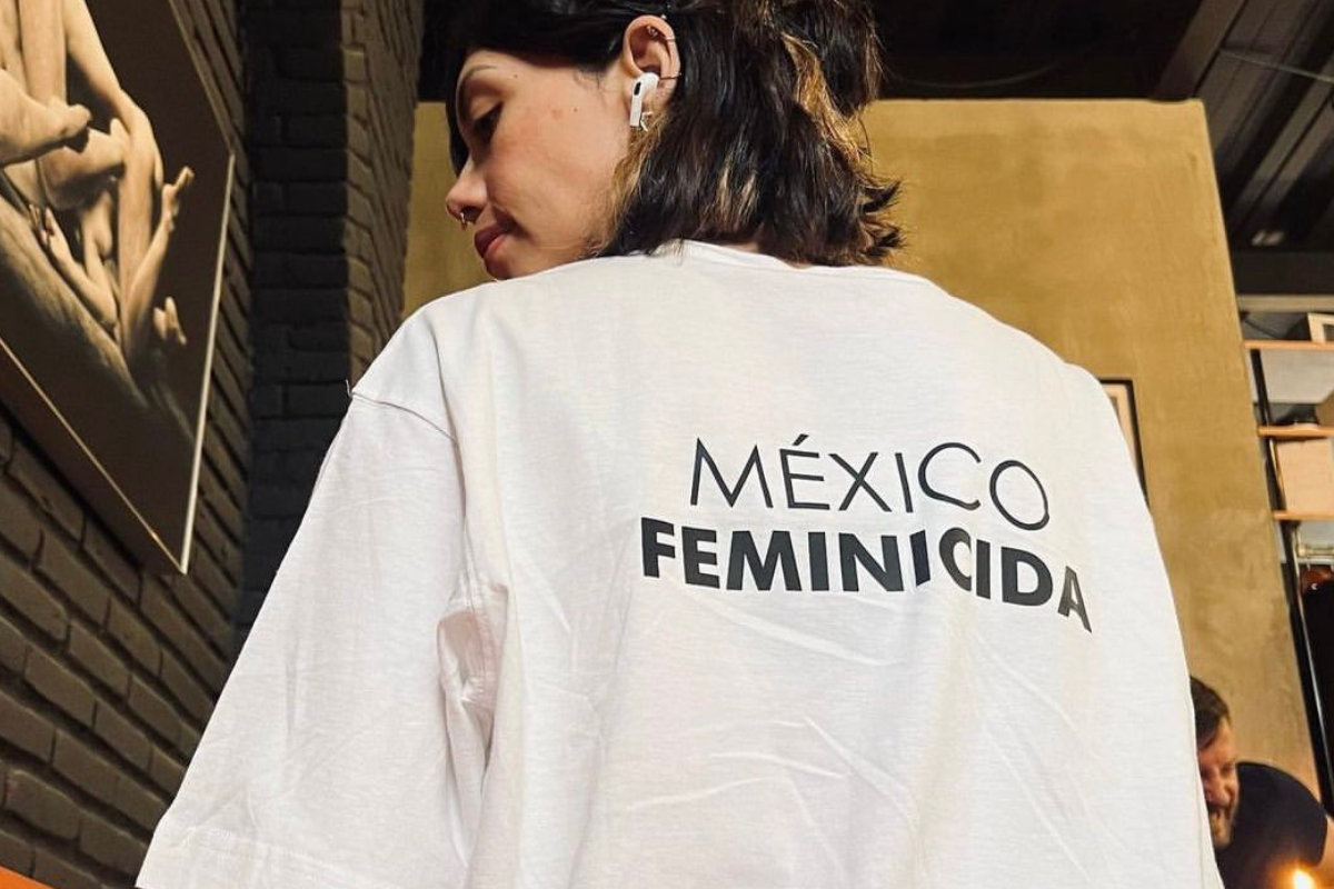 Foto: Instagram/ morravaliente.mx | “Ropa incómoda” causa polémica en redes por usar mensajes relacionados de feminicidios, abusos y salud mental