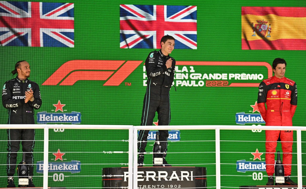 Foto: AFP / Celebran su segundo, primer y tercer puesto respectivamente en el podio del Gran Premio de Brasil.
