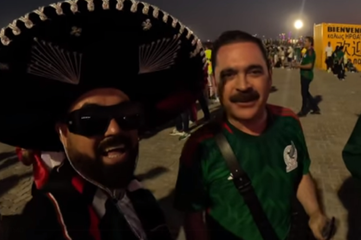 Adicionados mexicanos cantan "La Chona" con vocalista de Los Tucanes de Tijuana en Qatar