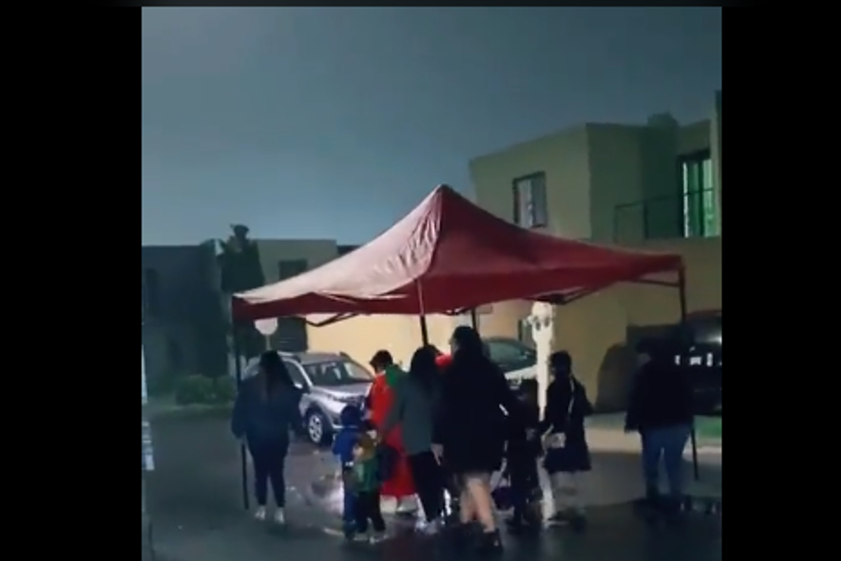 Un grupo de adultos y niños de NL, se viralizaron luego de que se diera a conocer que utilizaron una carpa para cubrirse de la lluvia tras pedir calaverita