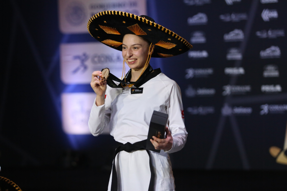 Foto: @MundialTKDGDL22 | Daniela Souza conquista el oro en Campeonato Mundial de Taekwondo.