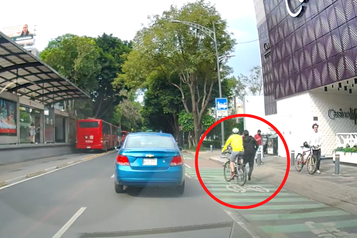 Foto:Captura de pantalla|Critican a ciclista por “asustar” a peatón mientras caminaba en la ciclovía