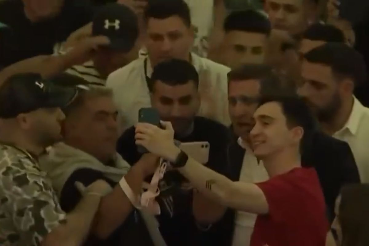 Foto:Captura de pantalla|¡Locura! Ángel Correa y Thiago Almada rumbo a Qatar; hinchas los despidieron