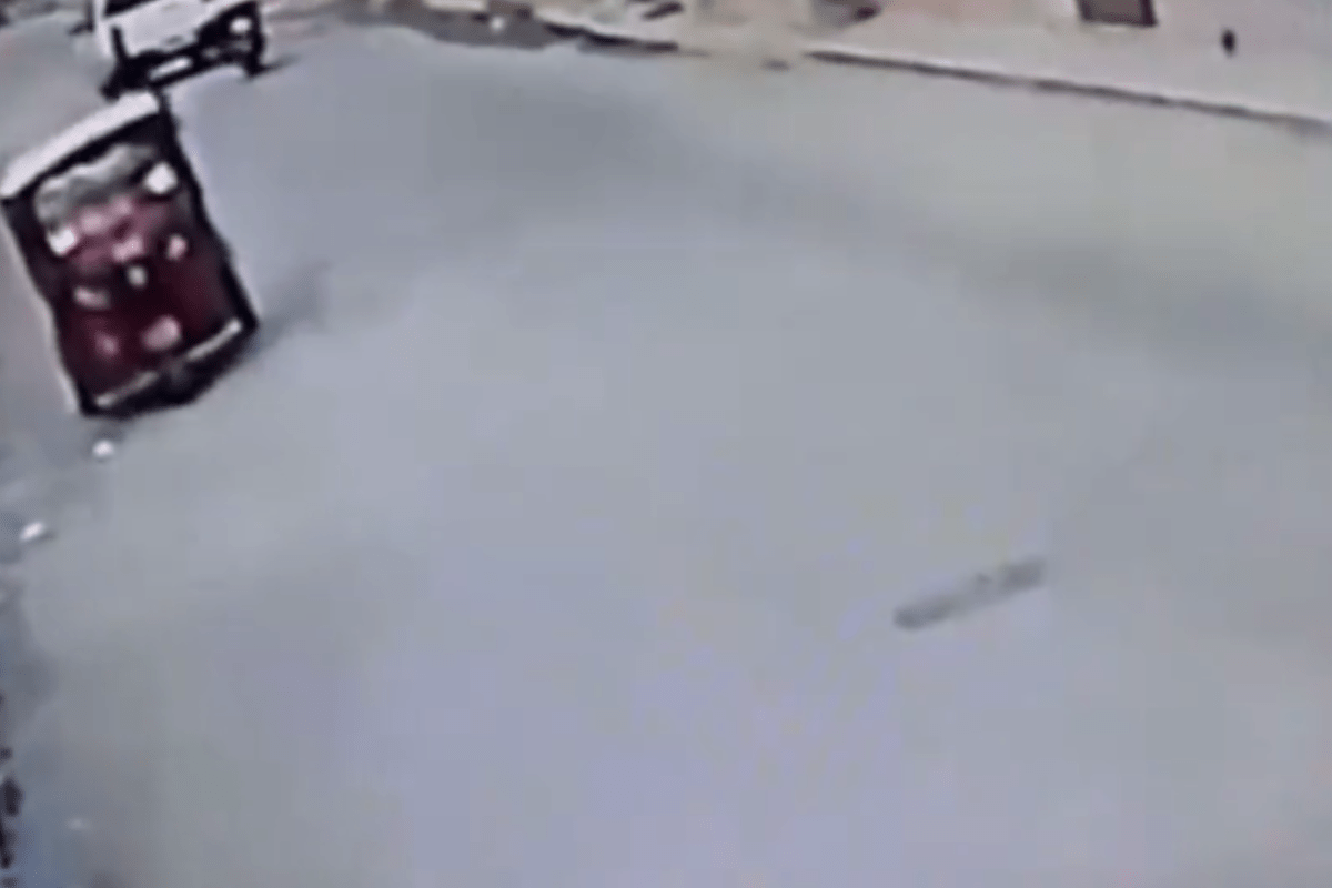 Foto:Captura de pantalla|¡Comper! Captan a perrito “atropellando” a un mototaxi; se viraliza