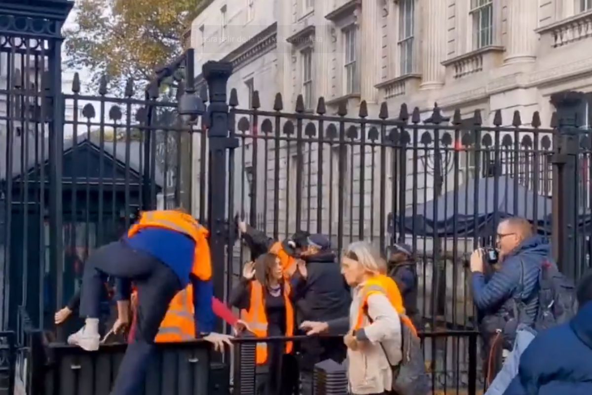 Foto:Captura de pantalla|Activistas de “Just Stop Oil” protestan una vez más y tratan de escalar rejas de Downing Street