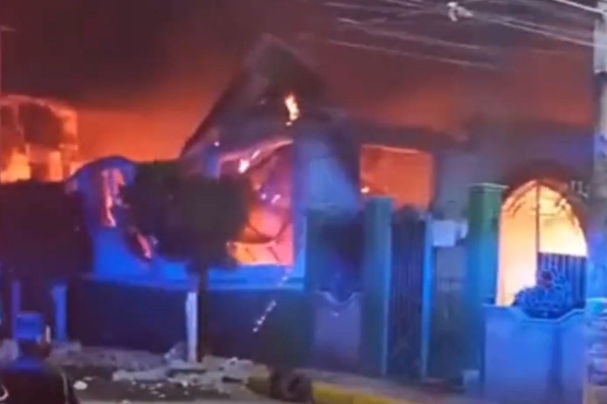 Foto:Captura de pantalla|VIDEO: Por supuestas veladoras de ofrenda iglesia en Tulpetlac se incendia