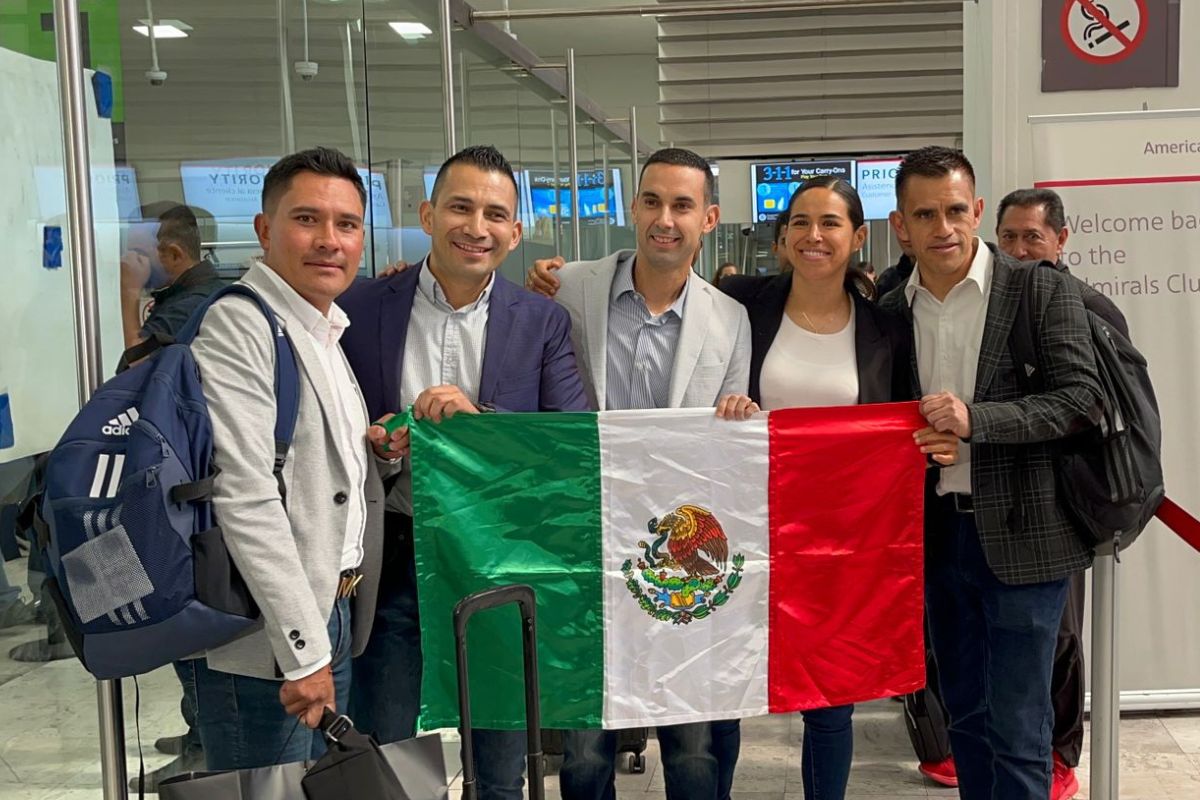 Foto:Twitter/@josejuangelmx|¡Despegaron! Árbitros mexicanos inician viaje hacia el Mundial Qatar 2022