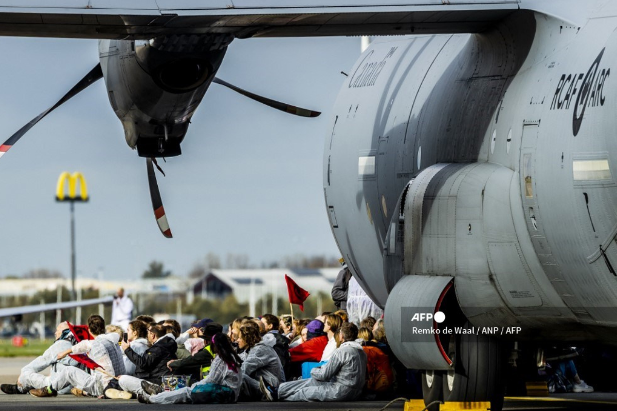 Foto. AFP | Activistas climáticos perseguidos y arrestados por impedir vuelo de aviones en Ámsterdam