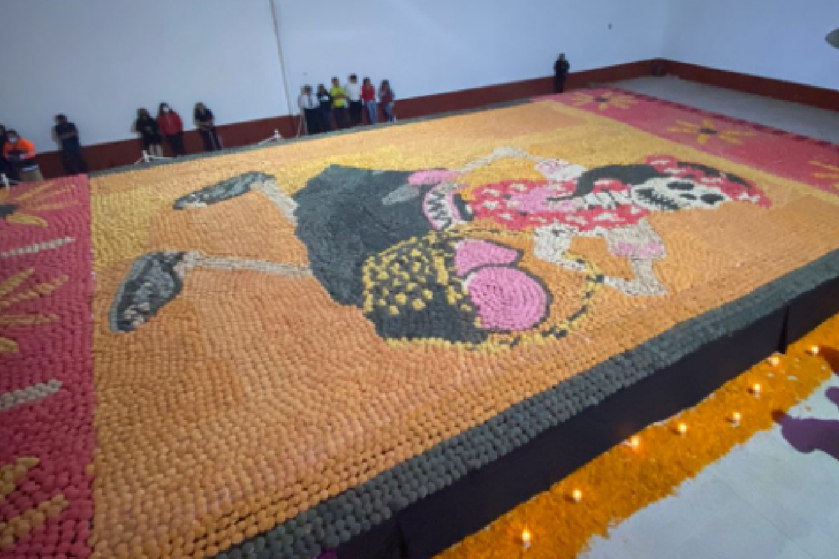 Zacatlán se lleva el Récord Guinness por haber elaborado el "mosaico" de pan con la figura de catrina más grande del mundo