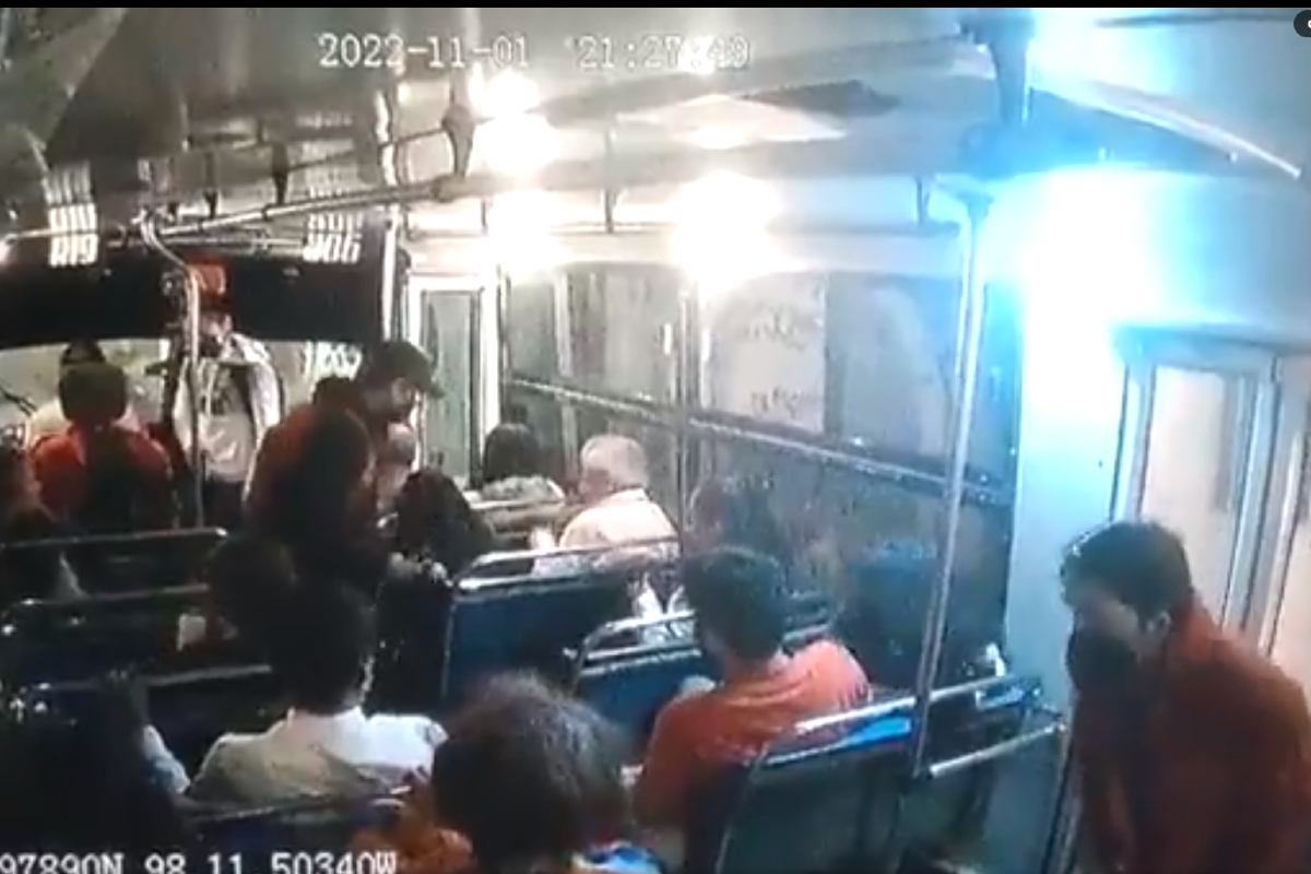 Captan asalto a pasajeros de microbús en Puebla.