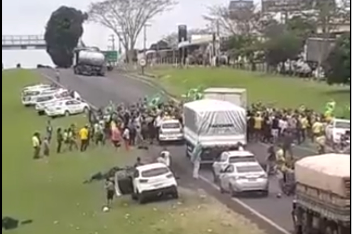 Conductor atropella a manifestantes en Brasil.