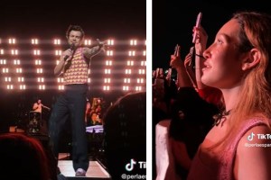 VIDEO. “Mi papá engañó a mi mamá y por eso la traje”: Harry Styles reacciona a letrero de fan que asistió a su concierto. Noticias en tiempo real