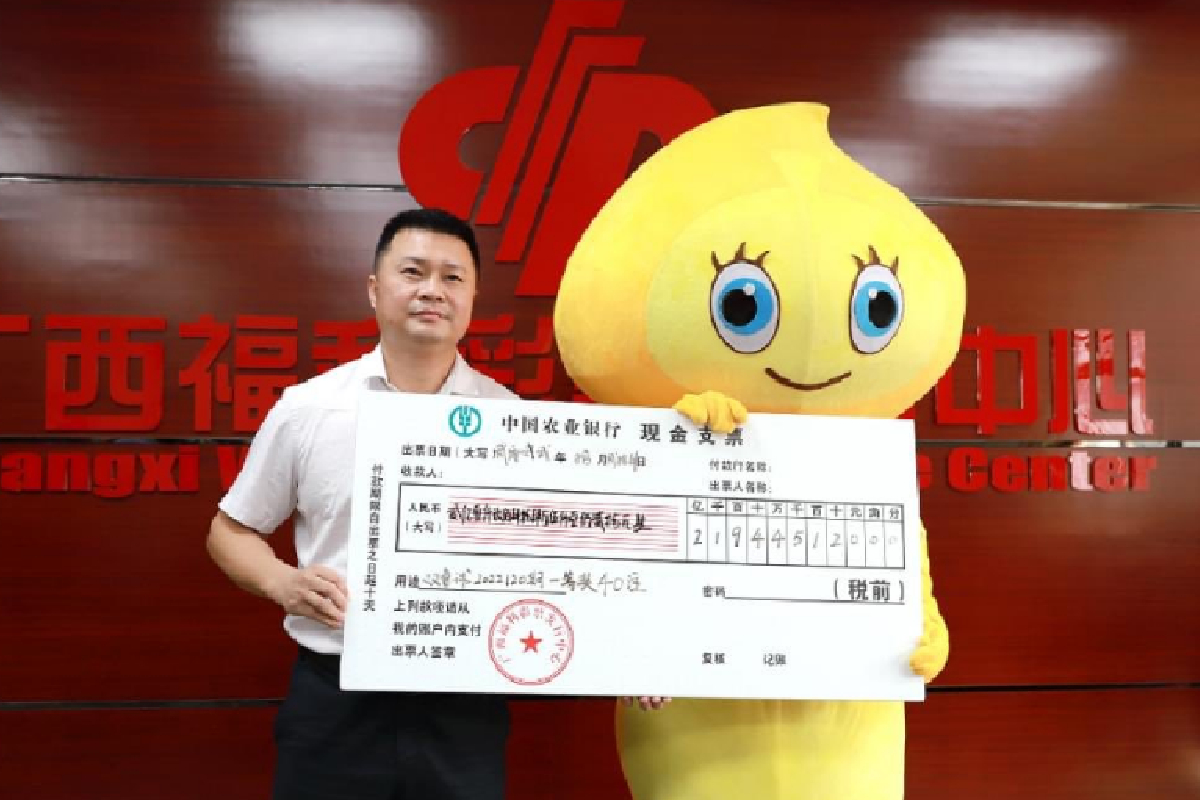 Hombre procedente de China ganó la lotería y asistió por su premio disfrazado con una botarga amarilla, esto así para resguardar la noticia ante su familia