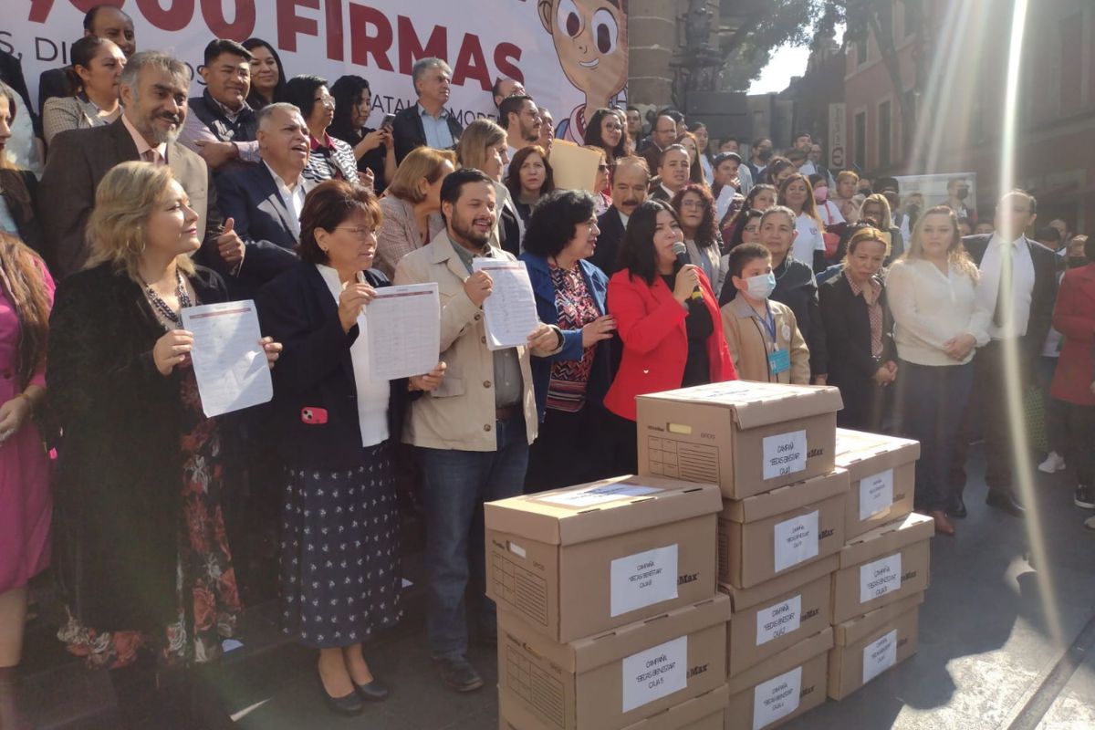 Foto:Morena CDMX|Entrega Morena más 500 mil firmas para volver derecho constitucional "Mi Beca para Empezar"