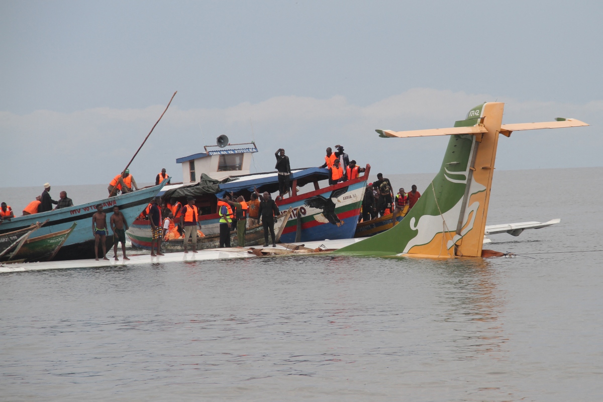 Al menos 19 personas murieron el domingo al caer un avión de línea en el lago Victoria, en Tanzania, informó el primer ministro Kasim Majaliwa