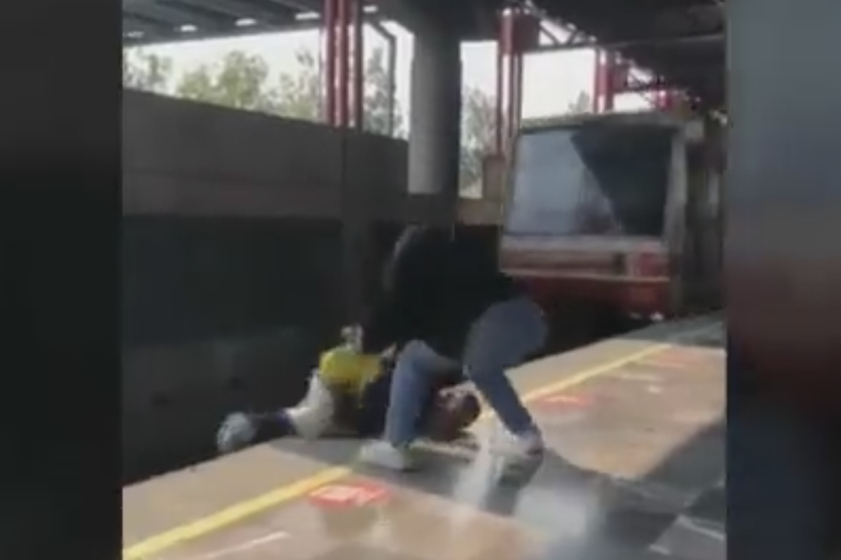 Hombre desciende a vías del Metro por una pelota; resulta ileso.