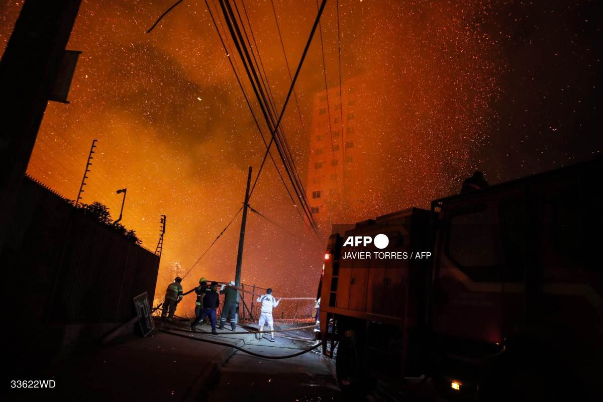 AFP / La mañana del domingo el saldo del incendio era de dos fallecidos, 67 lesionados y 267 casas dañadas.