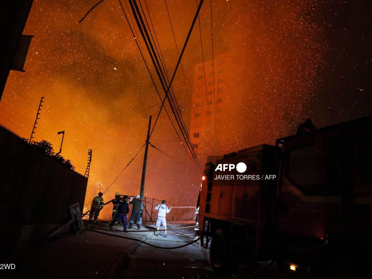 AFP / La mañana del domingo el saldo del incendio era de dos fallecidos, 67 lesionados y 267 casas dañadas.