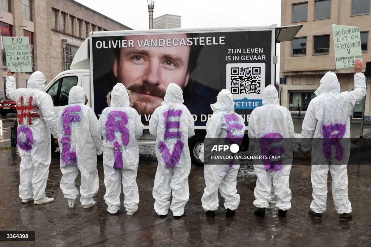 AFP / Unas 50 personas participaron en la manifestación bajo la lluvia constante en el centro de la capital belga.