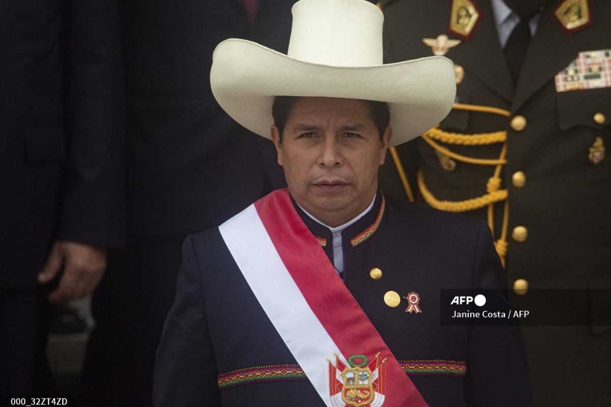 AMLO confirmó que Pedro Castillo solicitó a México asilo antes de su destitución como presidente del Perú.