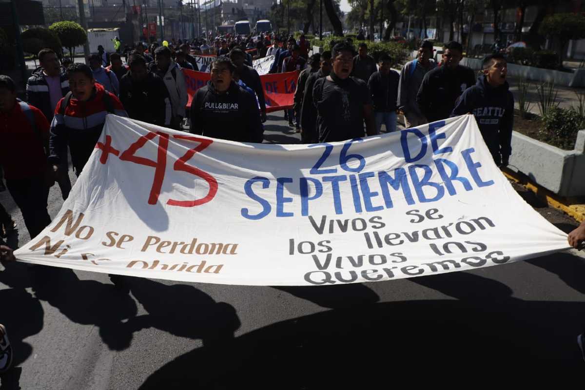 Padres de los 43 normalistas de Ayotzinapa marchan esta mañana de Peralvillo a la Basílica de Guadalupe.
