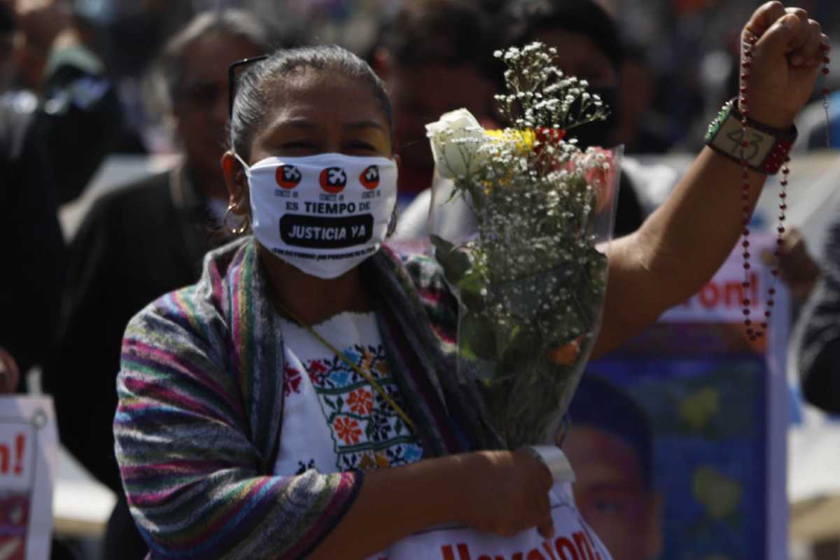 Padres de los 43 normalistas de Ayotzinapa marcharon a la Basílica de Guadalupe.