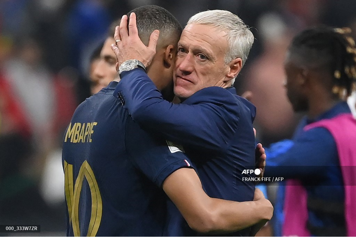 AFP | Didier Deschamps sostiene un abrazo con Mbappé al final del partido.
