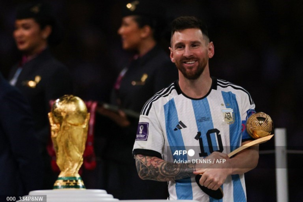Foto:AFP|Lionel Messi recibe el Balón de Oro del Mundial de Qatar-2022