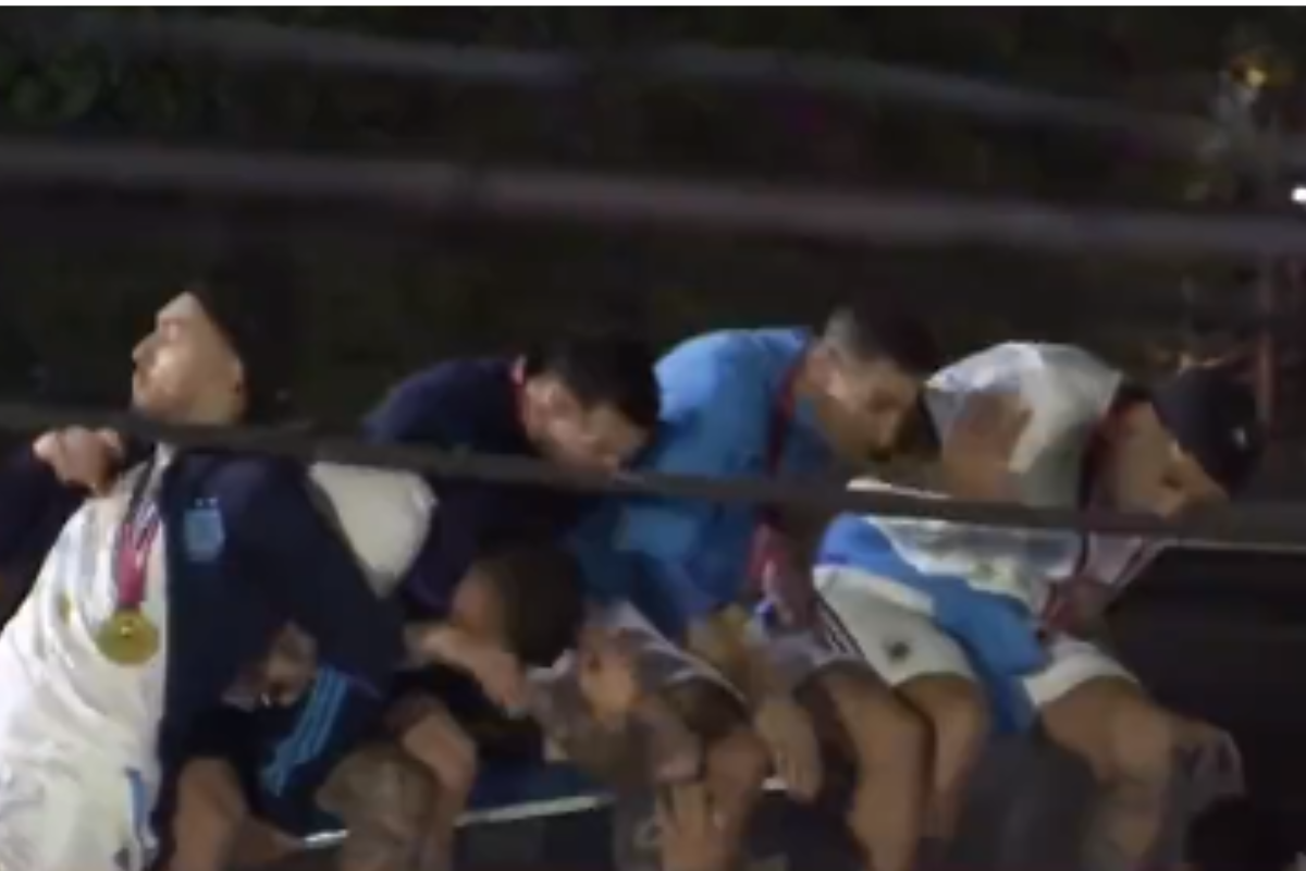 Foto:Captura de pantalla|VIDEO: Los campeones del mundo casi son golpeados por un cable en pleno festejo