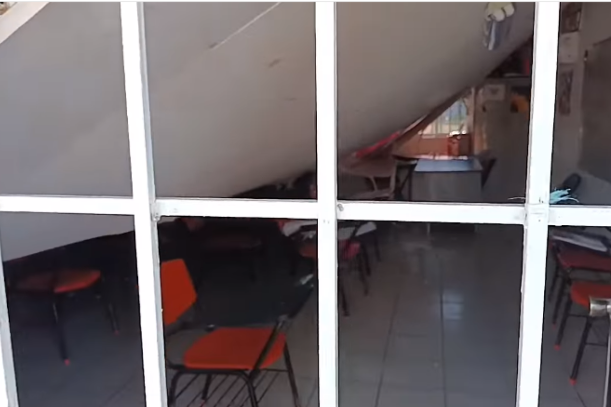 Foto:Captura de pantalla|Con alumnos y maestra al interior, se derrumba el techo de un salón de clases