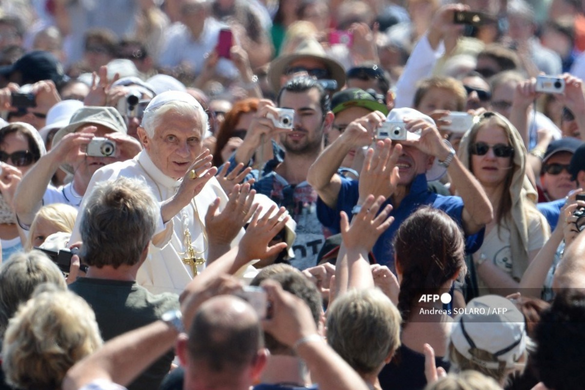 Foto:AFP|Tristeza y emoción en la plaza de San Pedro por la muerte de Benedicto XVI