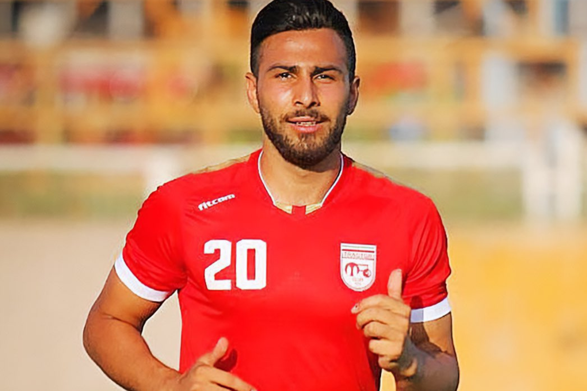 Foto:Twitter/@FIFPRO|Él es Amir Nasr-Azadani, el futbolista condenado a muerte por apoyar las protestas a favor de las mujeres