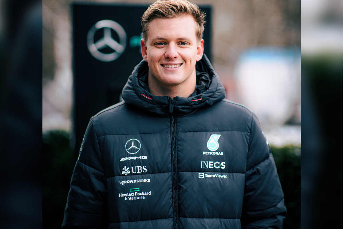 Foto:Twitter/@MercedesAMGF1|¡Oficial! Mick Schumacher es piloto reserva de Mercedes para 2023