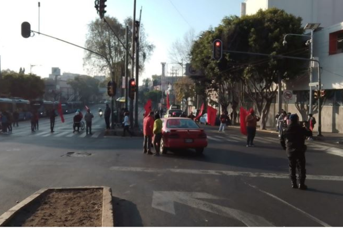 Comerciantes agremiados al Frente Popular Francisco Villa realizan esta mañana un bloqueo de la Avenida División del Norte al sur de la Ciudad de México.
