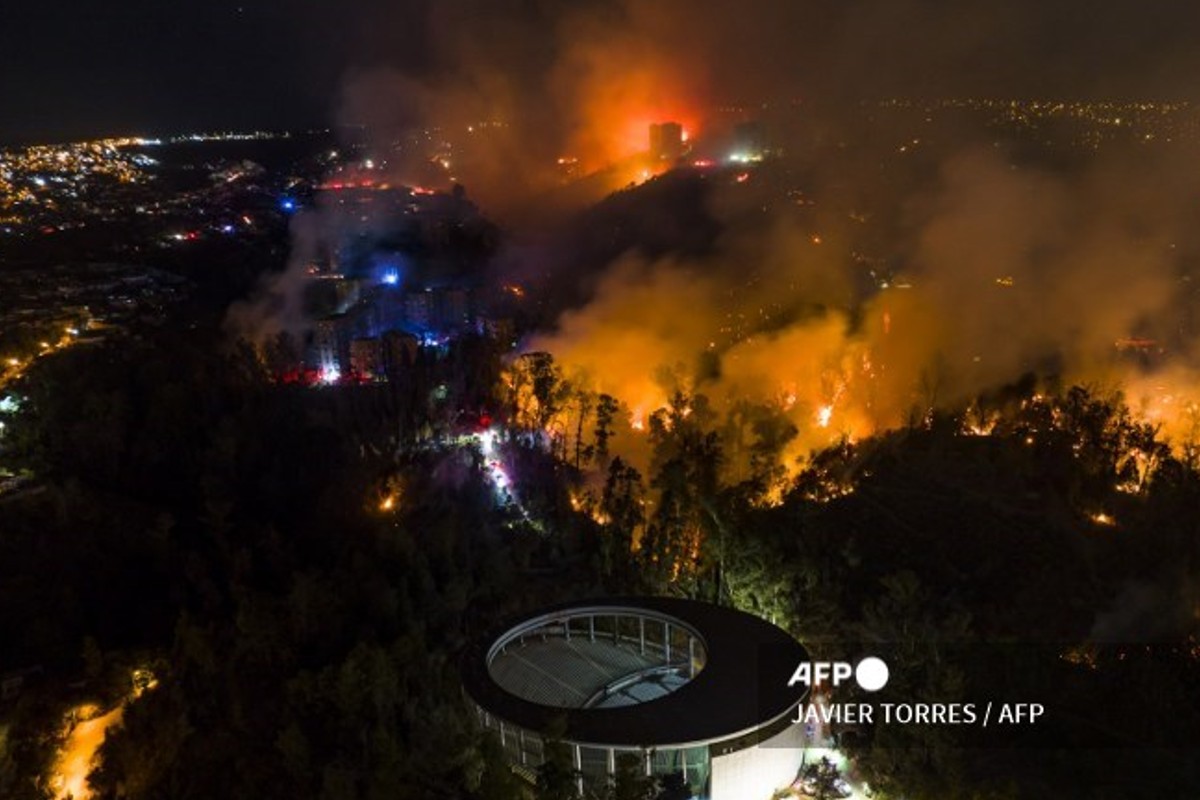 Incendio en la ciudad de Viña del Mar, en la costa central de Chile, dejó dos fallecidos y 130 casas arrasadas