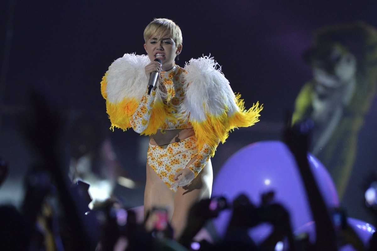 Como parte de su nueva era era musical , Miley Cyrus, lanzará el 13 de eneros su nuevo sencillo 'Flowers'.