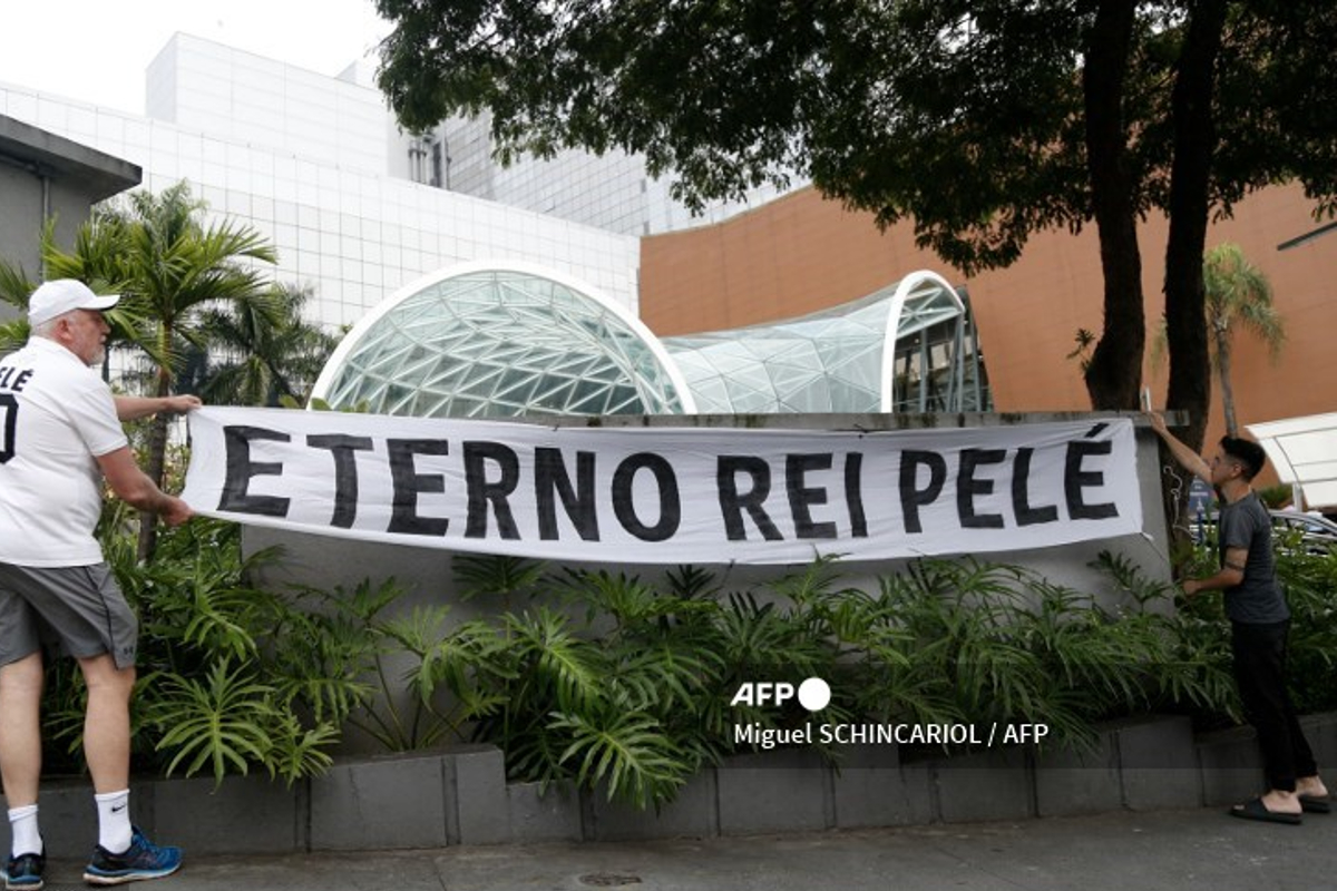 Seguidores de Pelé han acudido al hospital para despedirse del astro