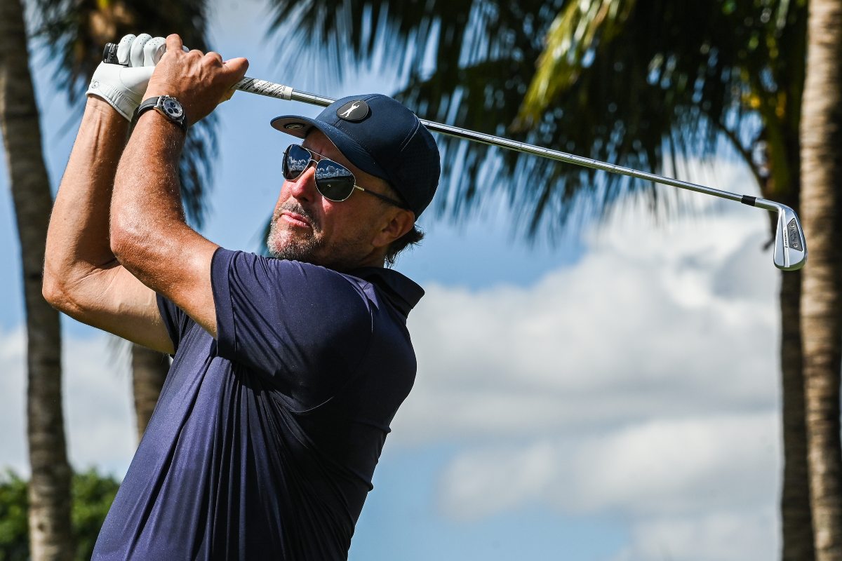 El golfista Phil Mickelson durante un round del LIV Golf de este año y ahora podrán competir en Augusta