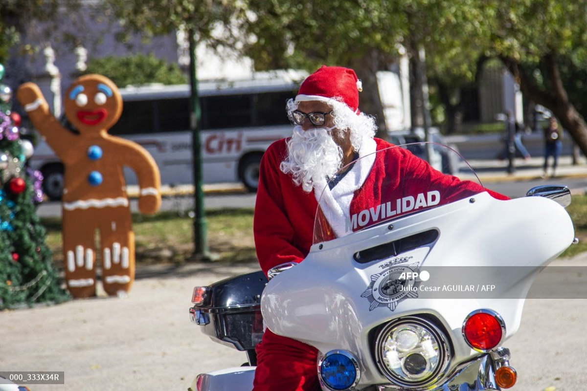 AFP | "Santa Claus" y ayudantes capturan a "Grinch" vendedores de droga en Perú.