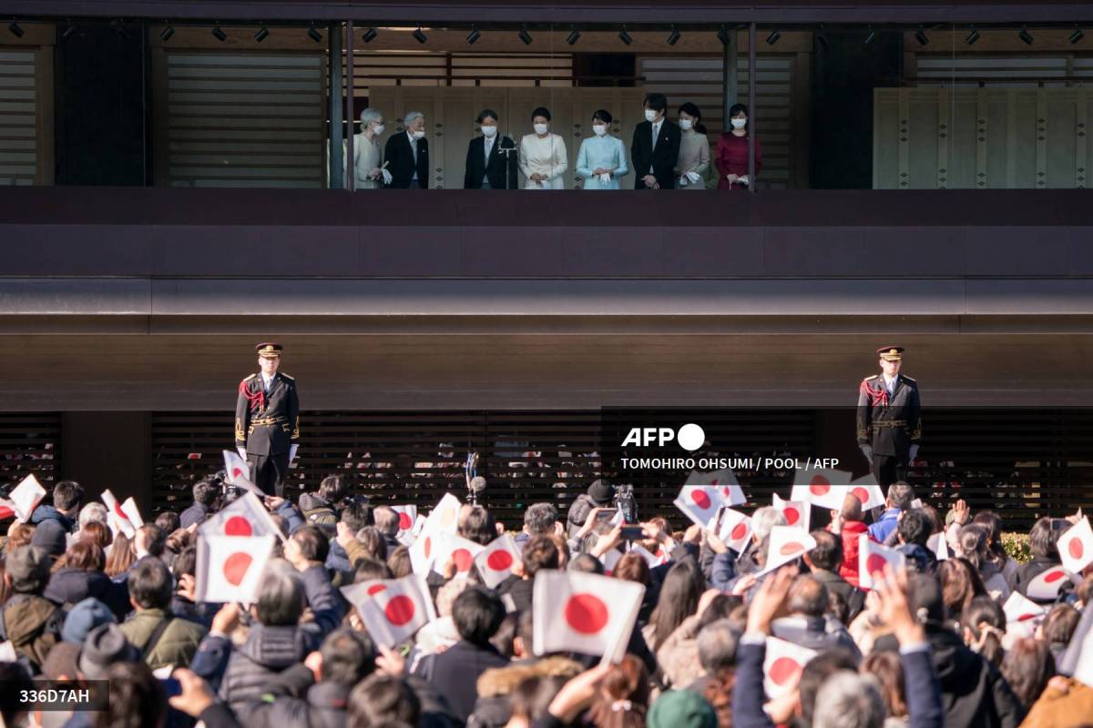 Foto: AFP | japonés. Naruhito, acompañado por la emperatriz Masako, tenía previsto hacer seis apariciones breves a lo largo del día.