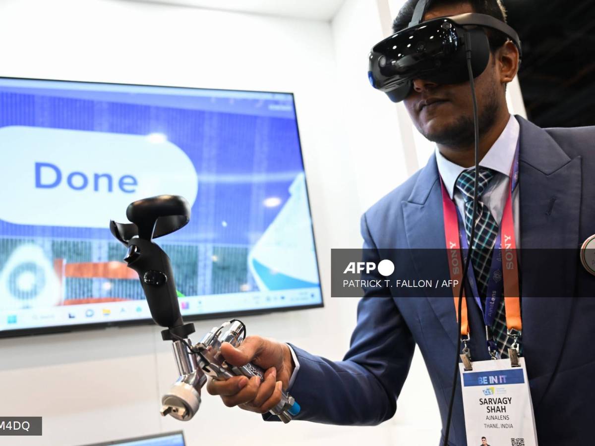 Foto: AFP | Metaverso El sistema de realidad mixta AjnaXR para capacitación en realidad aumentada (AR) y realidad virtual (VR) se demuestra con un rociador de pintura en el stand.