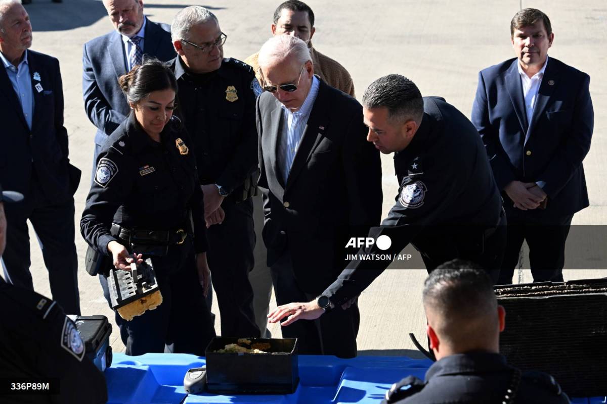 Foto: AFP | Joe Biden se reunió con personal uniformado de aduanas e inmigración en el puesto de control del Puente.
