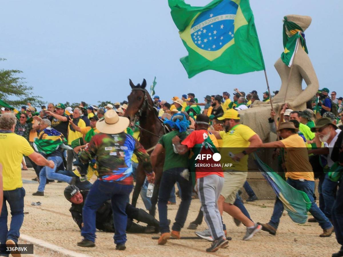 Foto: Centenares de partidarios de Bolsonaro, invadieron el domingo los tres poderes de Brasil.