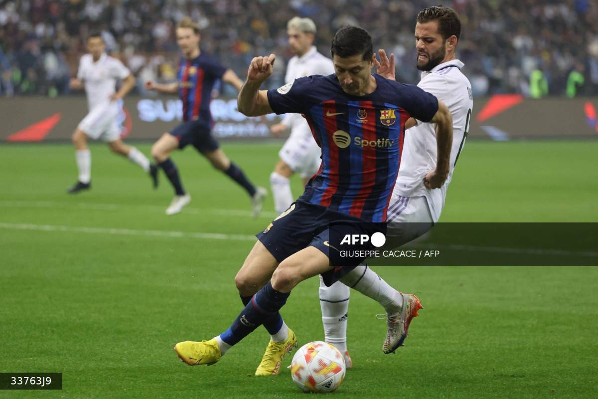 Foto: AFP | El delantero polaco del Barcelona, ​​Robert Lewandowski, lucha por el balón con el defensor español del Real Madrid, Nacho Fernández.