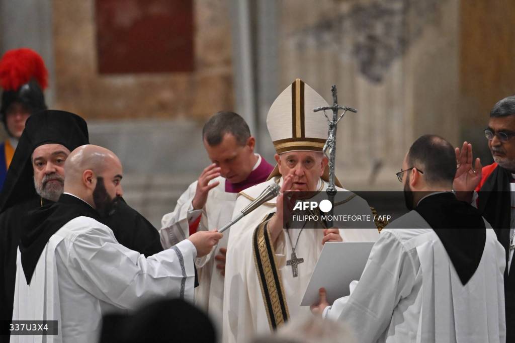 Foto: AFP | El papa Francisco dijo que había querido en la entrevista "aclarar que (la homosexualidad) no es un delito".