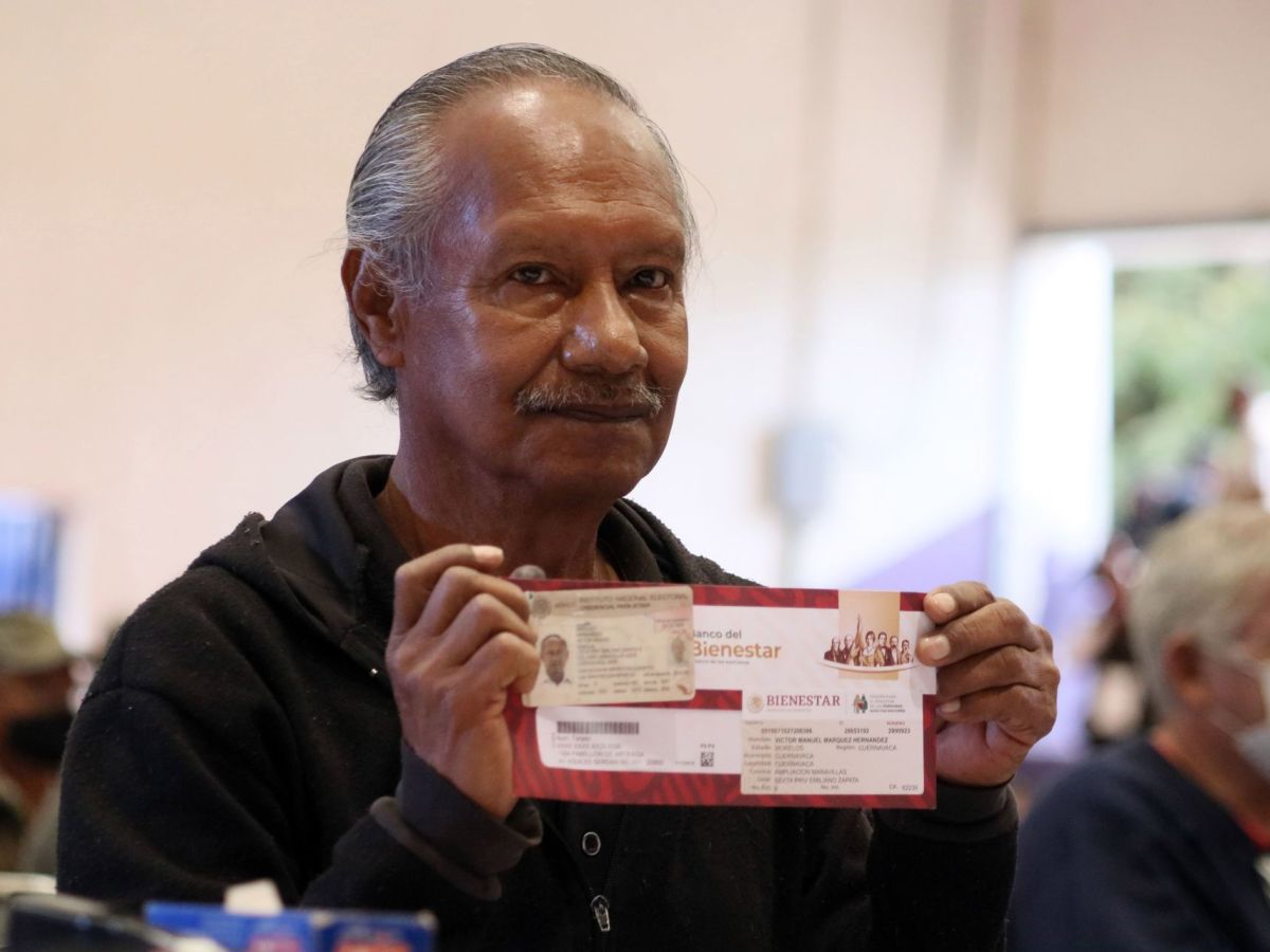 Foto: Cuartoscuro | Adulto mayor fotografiado al recibir su tarjeta para cobrar su Pensión para el Bienestar.