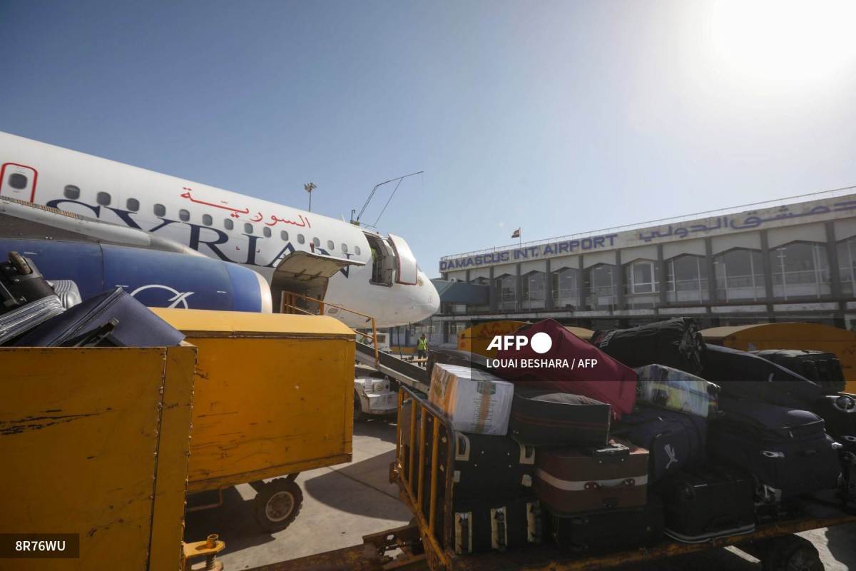 Foto: AFP | El ataque causó "la muerte de dos soldados y dos heridos" y dejó inhabilitada la terminal aérea. Aeropuerto