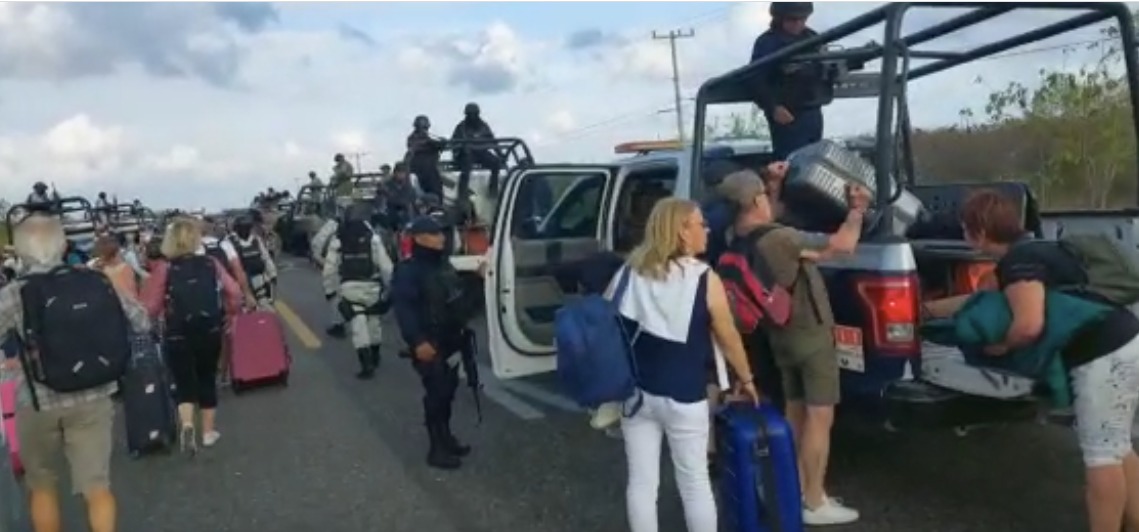 Foto: ADN Sureste | franceses Los turistas con todo y sus pesadas maletas pasaron caminando el bloqueo y transbordaron del autobús turístico.
