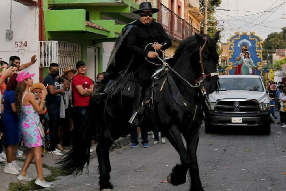 Foto:Twitter/@JairRui_z|Vestido de zorro el alcalde de Chiapas presume su caballo de 1 mdp