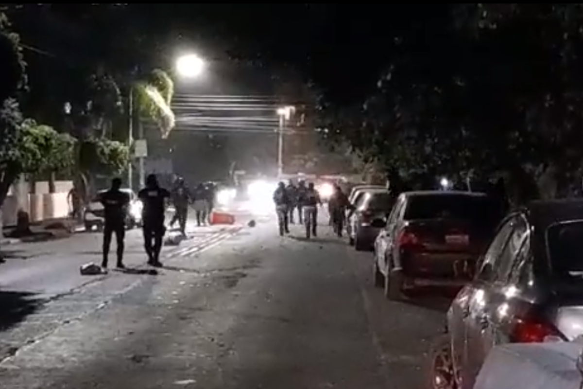 Foto:Captura de pantalla|Reportan enfrentamiento entre porra del Atlas y la policía tras empate con el Santos